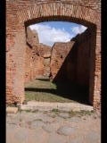 01517 ostia - regio ii - insula vi - casa del soffitto dipinto (ii,vi,5-6) - via della corporazzioni - 8. raum von norden - bli ri osten - 09-2022.jpg